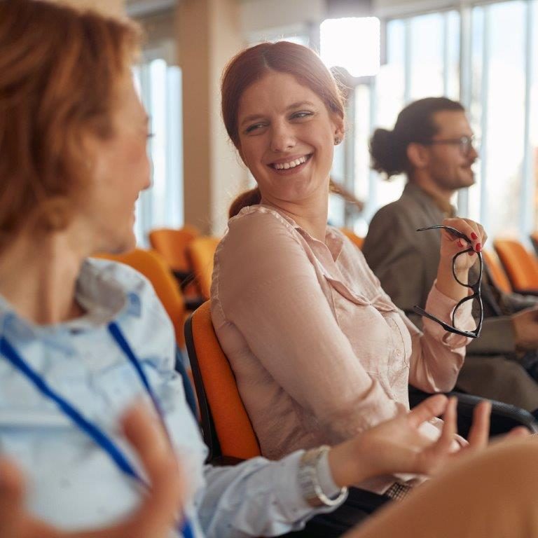 Gespräch zweier Frauen, eine der beiden lächelt