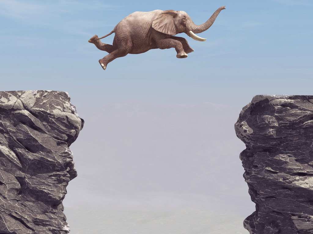 Elefant springt über Abgrund
