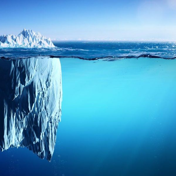 Eisberg größtenteils unter Wasser